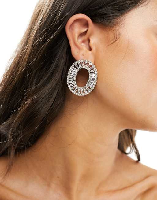 Pendientes plateados circulares con diseño adornado llamativo de True Decadence, 3 de 4