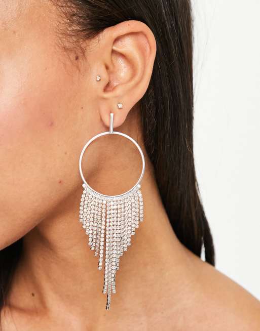 Pendientes plateados colgantes con diseño de aro y flecos de cristales de ASOS, 2 de 4