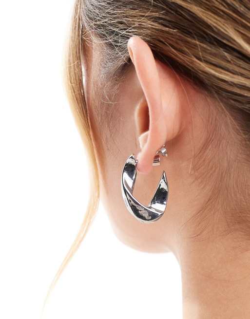 Pendientes plateados con diseño angular de Mango