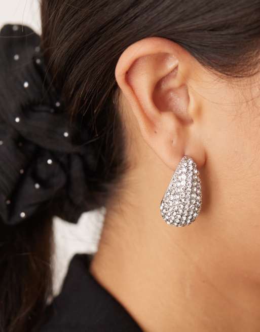Pendientes plateados con diseño colgante adornado en forma de lágrima de DesignB London