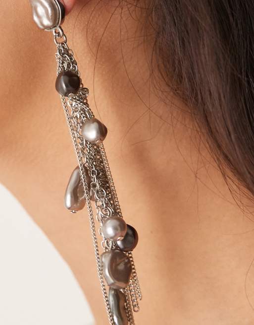 Pendientes plateados con diseño colgante de cadenas y perlas de ASOS DESIGN, 3 de 3