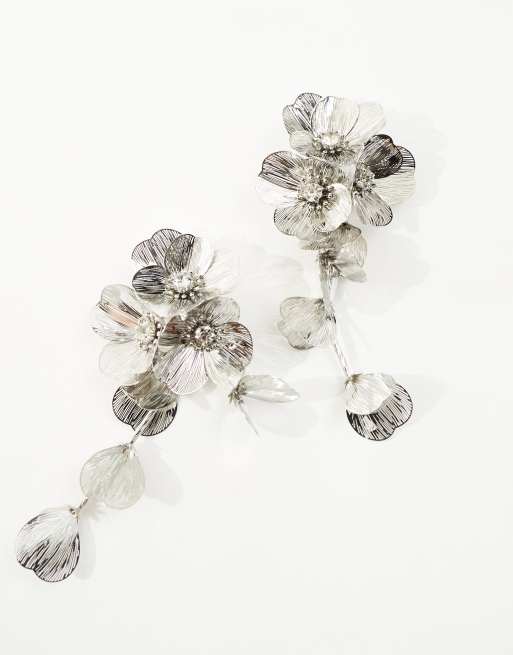 Pendientes plateados con diseño colgante de flores tridimensionales de ASOS DESIGN, 3 de 4