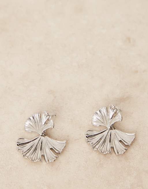 Pendientes plateados con diseño colgante de hoja texturizada de ASOS DESIGN, 2 de 3