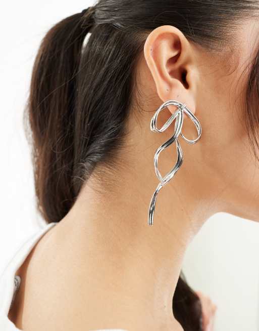 Pendientes plateados con diseño de lazo colgante de Kaiia