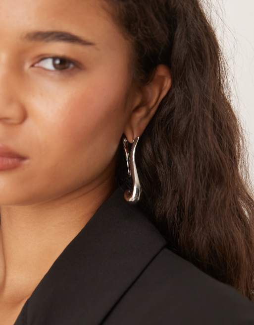 Pendientes plateados con diseño escultural efecto sin cierres de ASOS DESIGN, 3 de 3