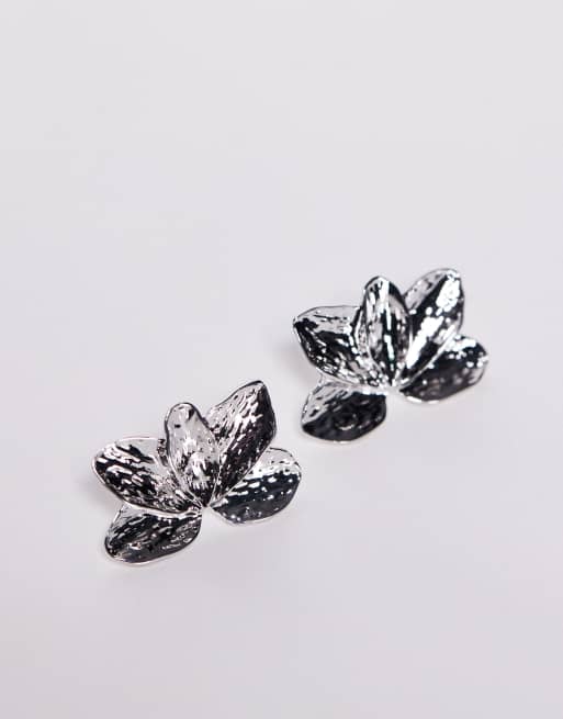 Pendientes plateados con diseño llamativo de pétalos en forma de abanico de True Decadence , 2 de 3