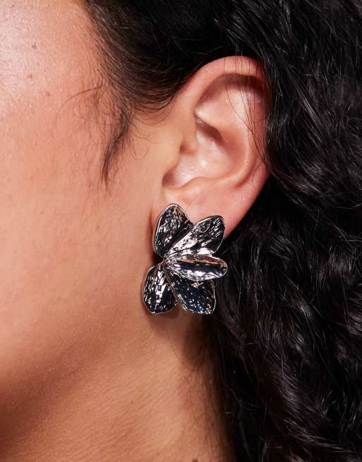 Pendientes plateados con diseño llamativo de pétalos en forma de abanico de True Decadence , 3 de 3