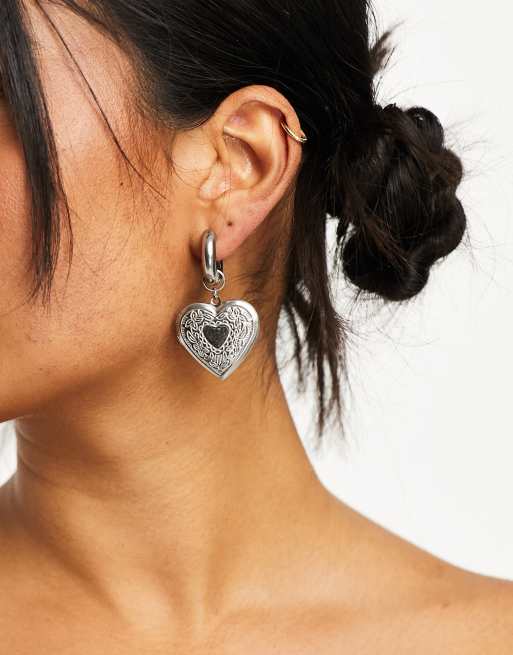 Pendientes plateados con medallón en forma de corazón de Petit Moments