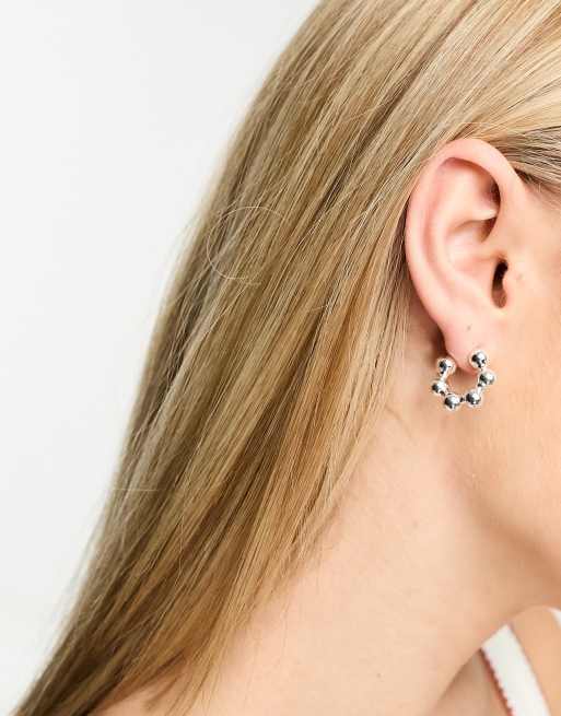 Pendientes plateados de aro pequeño con diseño de bolitas de Weekday