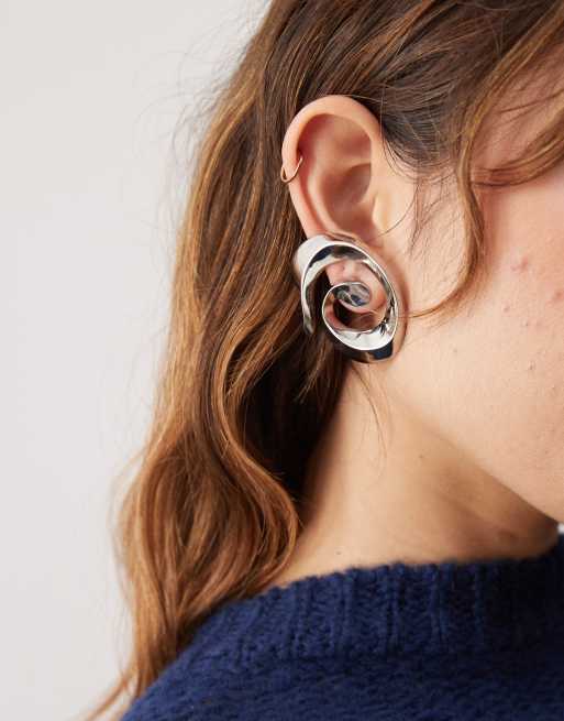 Pendientes plateados extragrandes con diseño de remolino de Weekday