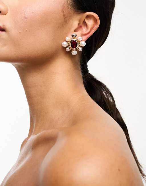 Pendientes rojos y dorados con diseño de gemas en forma de flor de True Decadence