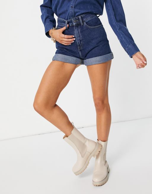 People Tree – Niebieskie bawełniane szorty jeansowe mom fit o wydłużonym fasonie