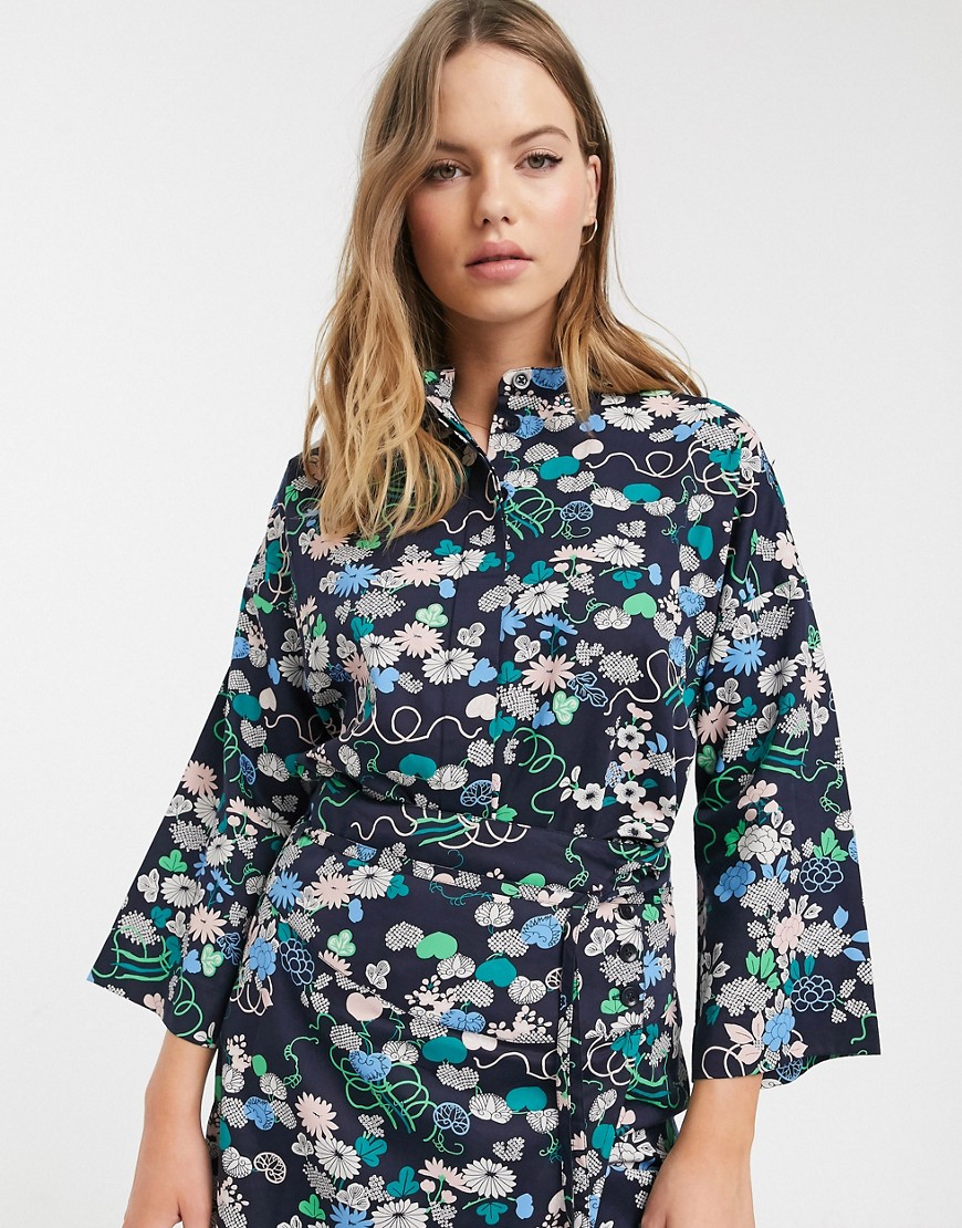 People Tree x V&A – Blommig kimonoskjorta i ekologisk bomull, del av set-Blå