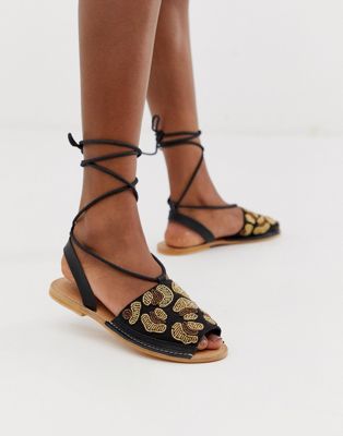 Perleudsmykkede flade Fondi-sandaler i leoparddesign fra ASOS DESIGN-Sort