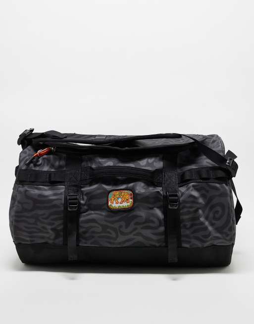Petate pequeño negro con estampado de tigre Base Camp de The North Face