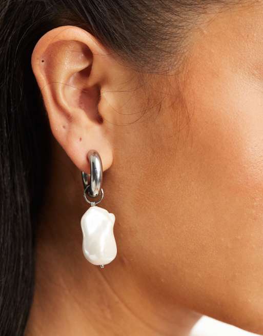 Petit Moments - Alice - Orecchini in acciaio inossidabile resistente all'acqua color argento con perle pendenti