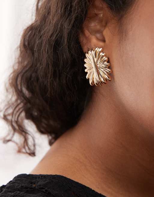 Petit Moments carro large stud ridged earrings in gold, 3 of 3