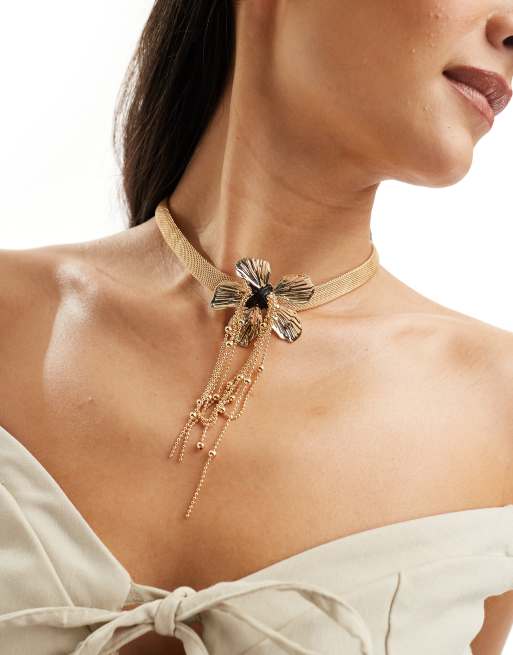 Petit Moments – Caspian – Choker-Halskette mit markanter Ansteckblume in Goldoptik