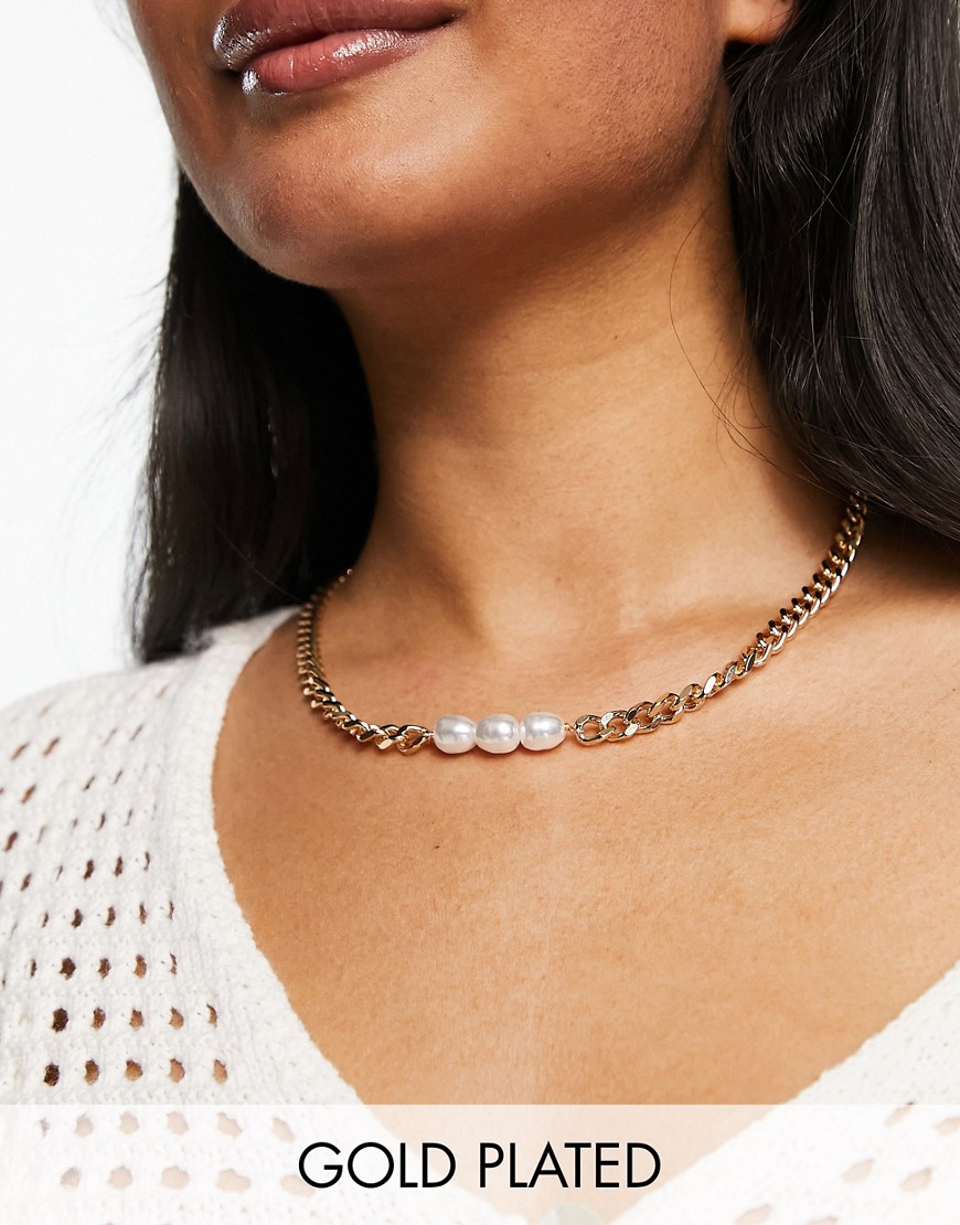 PETIT MOMENTS GOLD PLATED CHAIN NECKLACE WITH PEARL EMBELLISHMENT IN GOLD