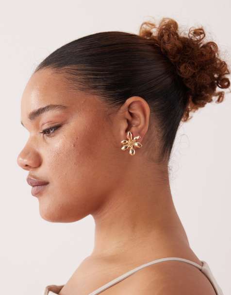 Petit Moments flower stud earrings in gold - view 1