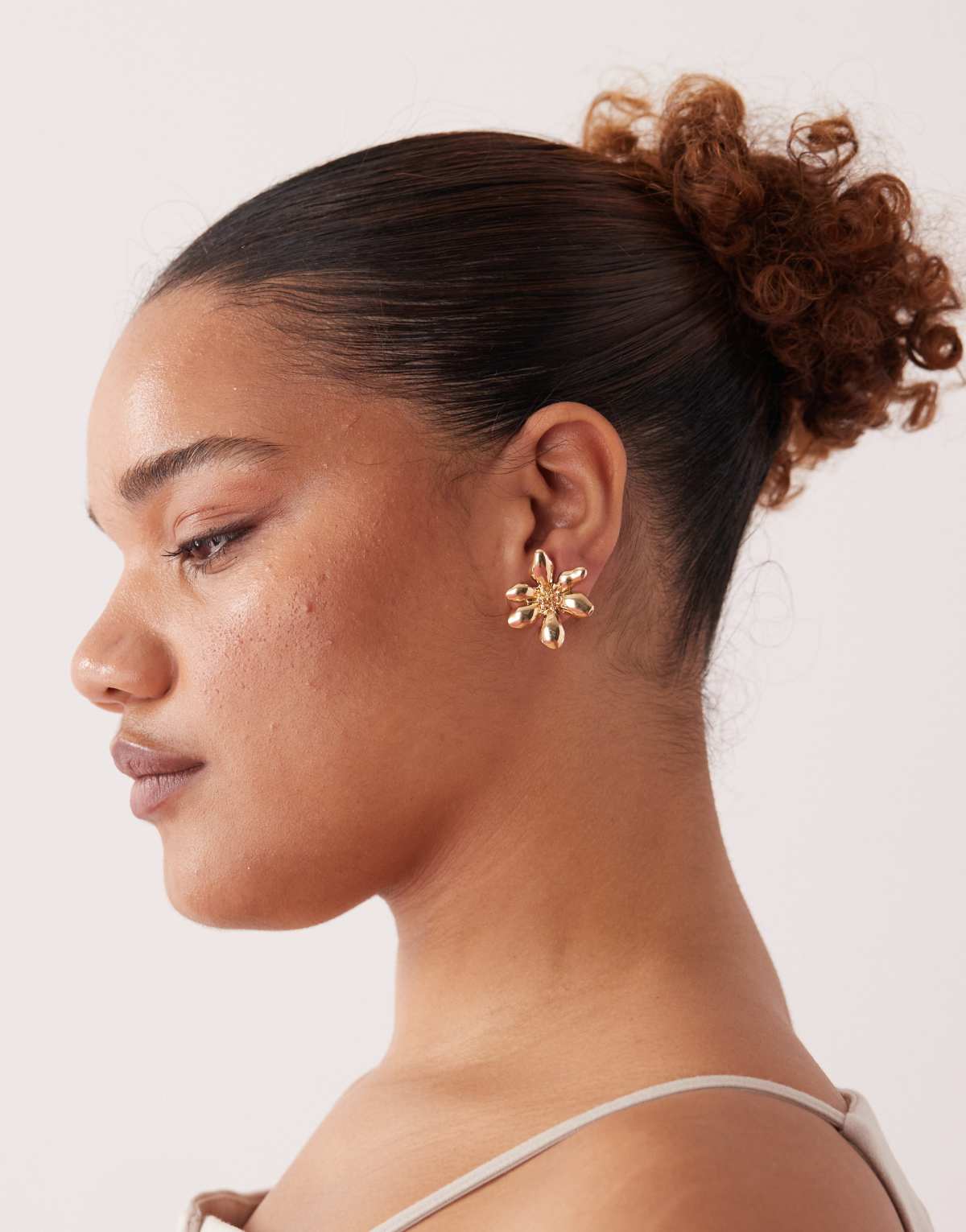 Petit Moments flower stud earrings in gold
