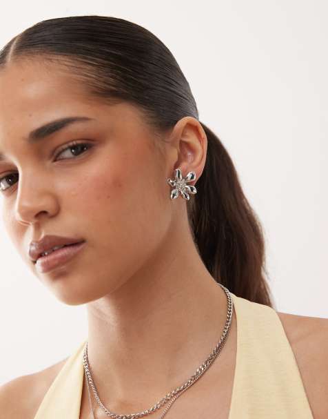 Petit Moments flower stud earrings in silver - view 1