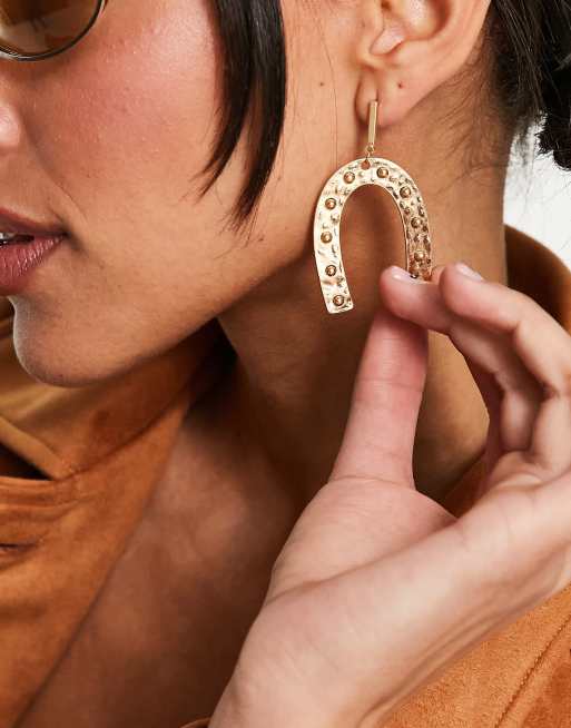 Horseshoe earrings deals with spikes