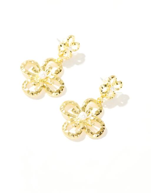 Petit Moments – Goldfarbene Hängeohrringe mit barockem Blumendetail, 2 von 4