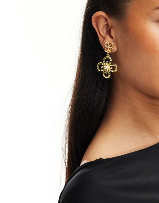 Petit Moments – Goldfarbene Hängeohrringe mit barockem Blumendetail, 4 von 4