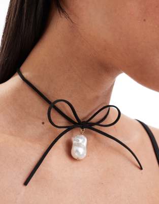 Petit Moments Kit Cord Bow Necklace With Pearl Pendant In Black