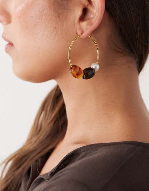 Petit Moments – Kolczyki koła w kolorze złotym z brązowymi koralami i perełką