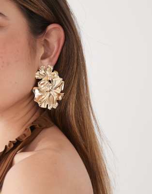 Petit Moments – Noveldo – Goldfarbene Statement-Ohrstecker im Blumen-Design - view 1