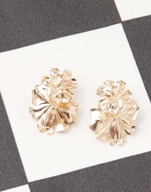 Petit Moments – Noveldo – Goldfarbene Statement-Ohrstecker im Blumen-Design, 2 von 3
