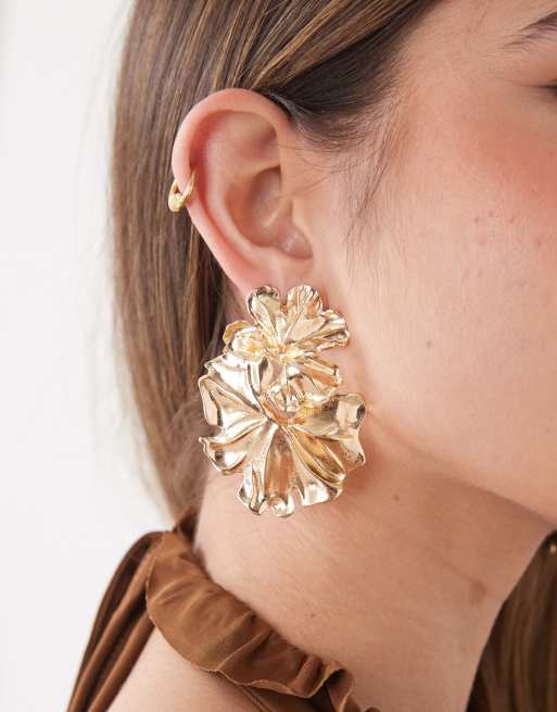 Petit Moments – Noveldo – Goldfarbene Statement-Ohrstecker im Blumen-Design, 3 von 3