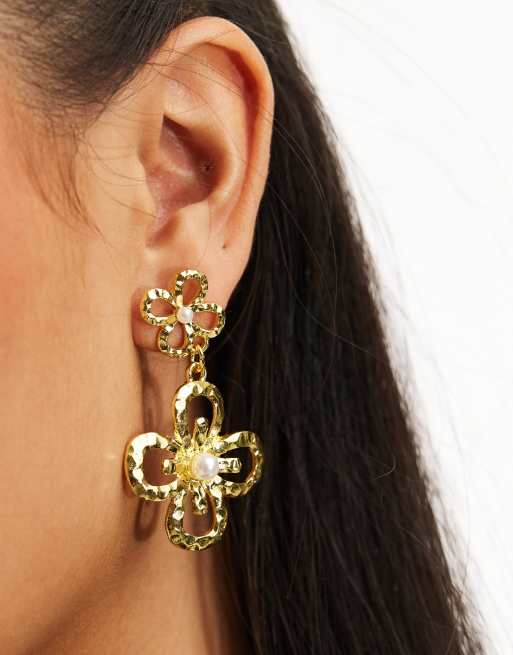 Petit Moments - Orecchini pendenti color oro con design a fiori in stile barocco