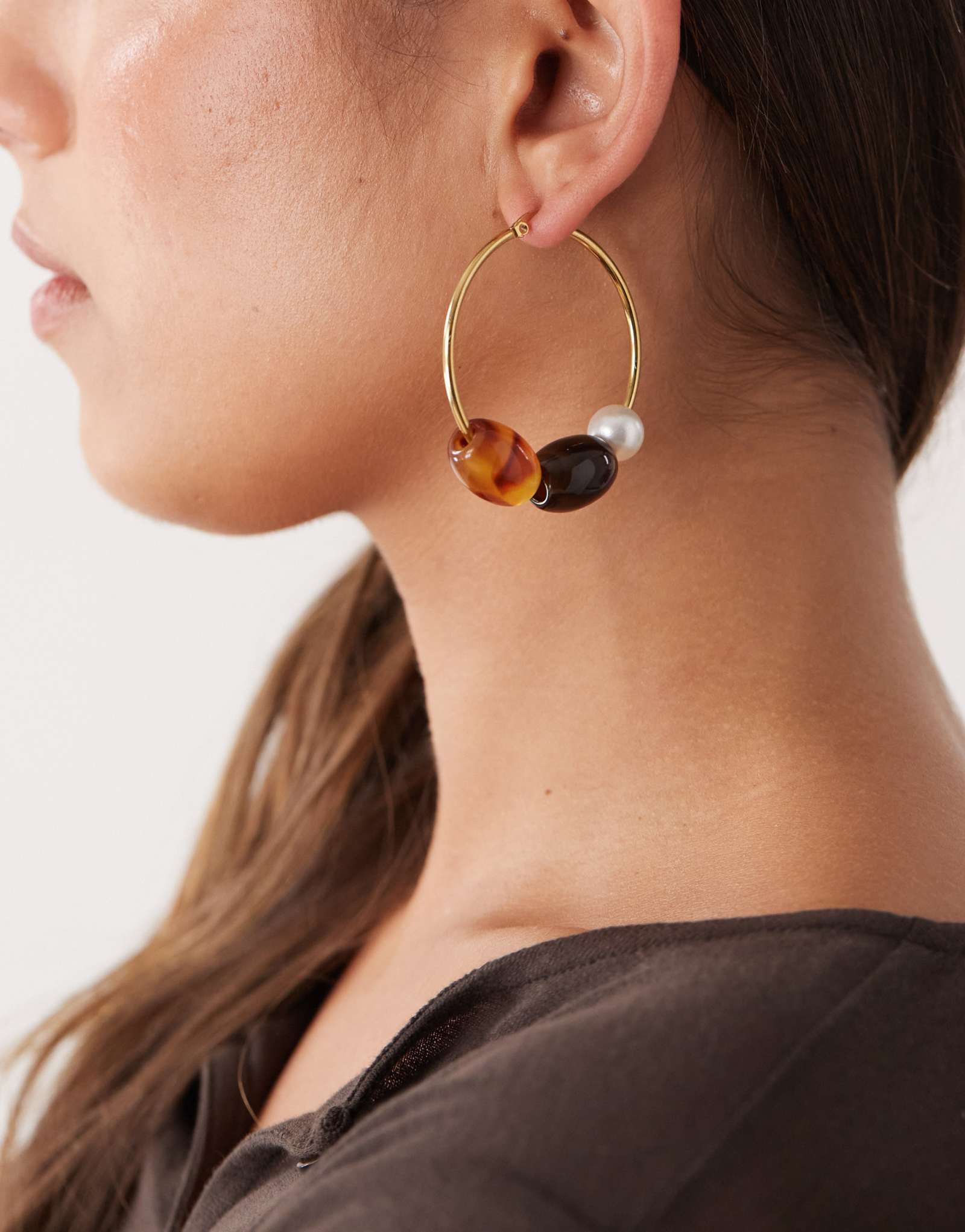 Золотые серьги-кольца Petit Moments с жемчугом и коричневыми бусинами