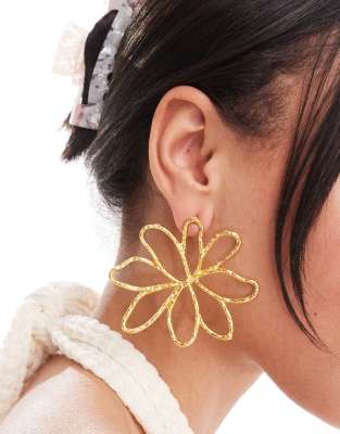 Petit Moments pomarinho oversized flower stud earrings in