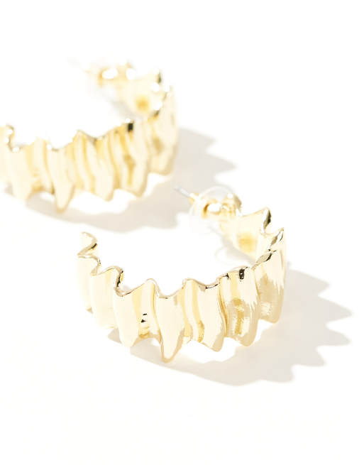 Petit Moments ribbon hoop earrings in gold, 3 of 4