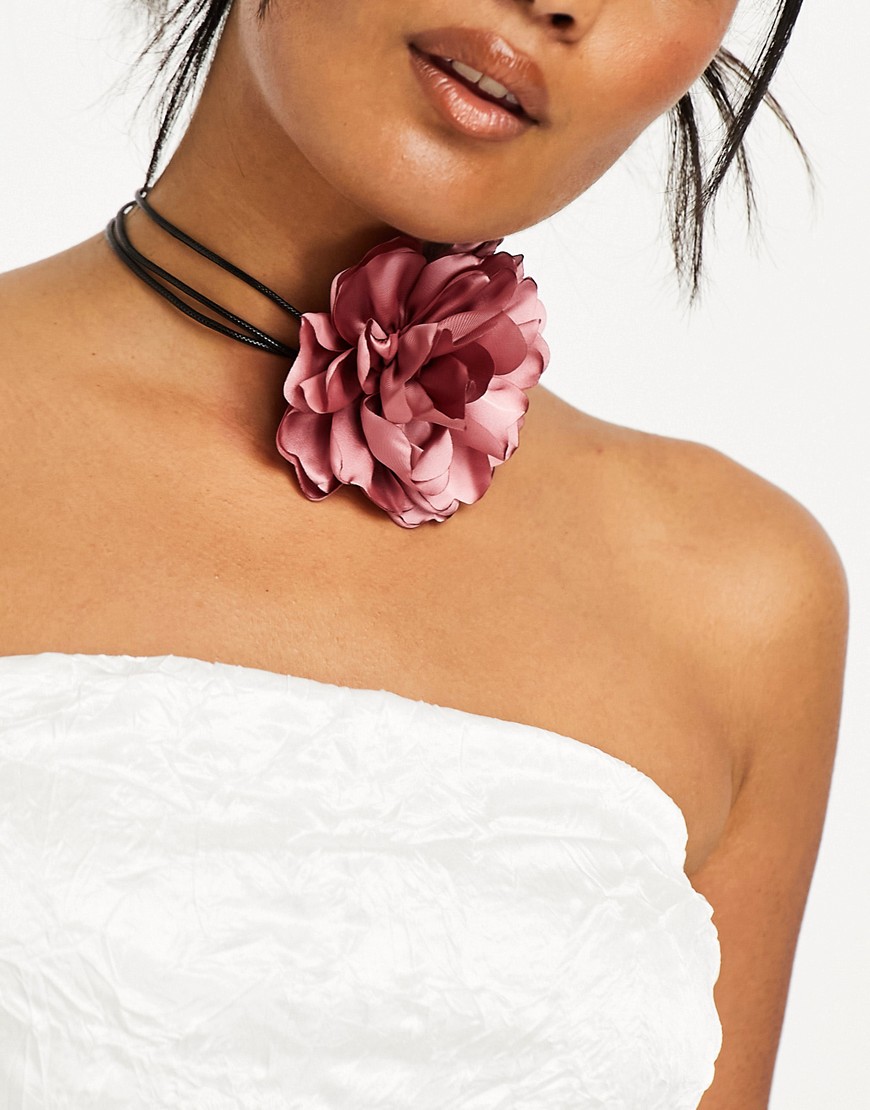 Petit Moments rosa corsage flower tie necklace in pink