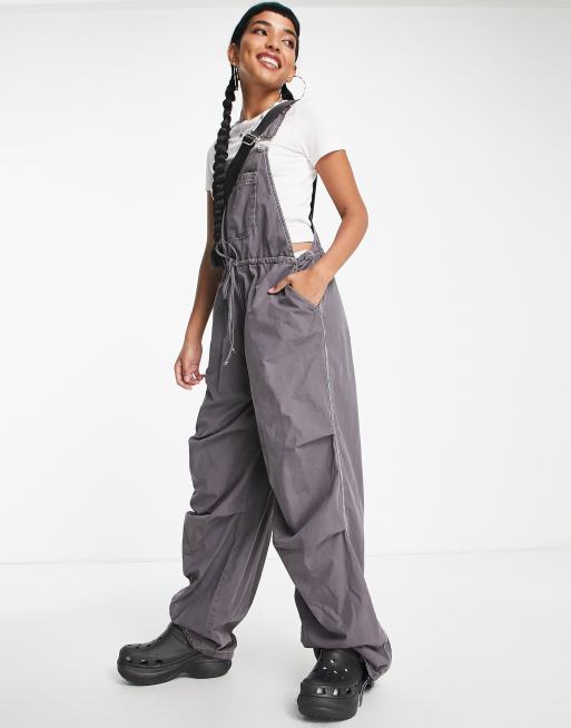 Peto color carbón de pantalones tipo paracaidista de ASOS DESIGN