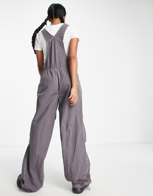 Peto color carbón de pantalones tipo paracaidista de ASOS DESIGN, 2 de 4