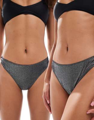 По 2 штуки в упаковке блестящие стринги черного цвета 4290₽