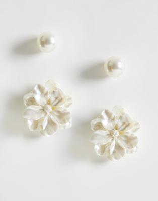 Pieces 2-pack pearl and flower earrings in gold tone