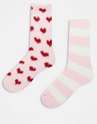 Pieces - 2er-Pack flauschige Socken mit weihnachtlichen Herzmotiven in Rosa