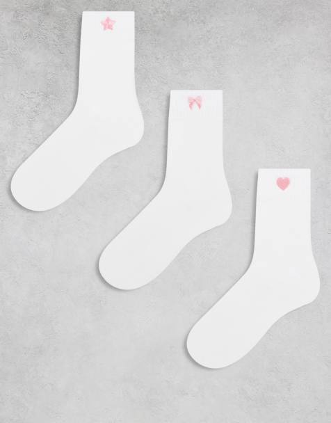 Pieces – 3er-Pack Socken in Weiß mit Rosenstickerei in Gold - view 1