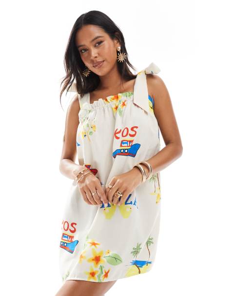 Pieces - Aangerimpelde mini cami jurk met gestrikte schouderbandjes in crème ondergrond met conversationele print - view 1