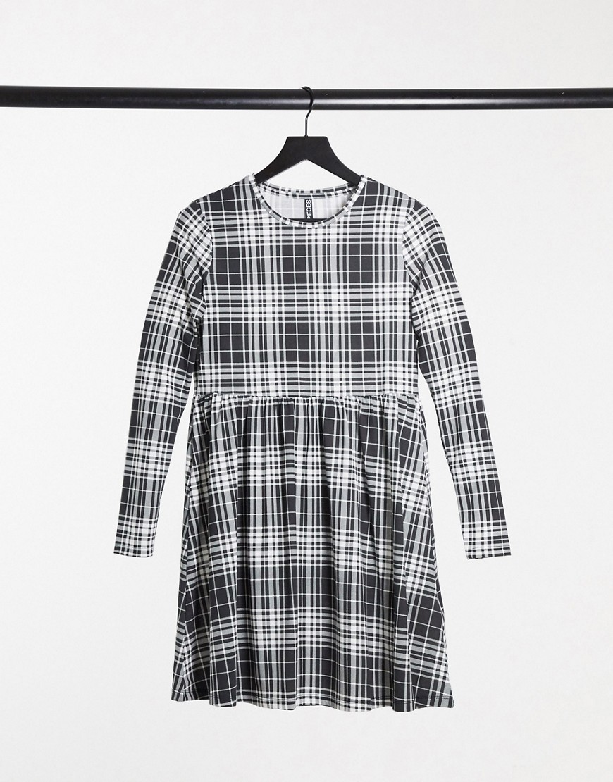 Pieces Alberte checked mini smock dress with long sleeves in black and white