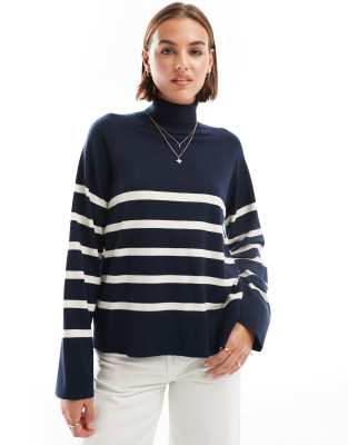 Pieces - Amelia - Gestreifter Rollkragenpullover in Marineblau und Weiß