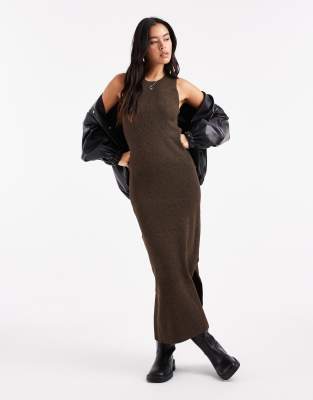 Pieces - Ärmelloses, geripptes Midi-Strickkleid in Schokobraun-Brown