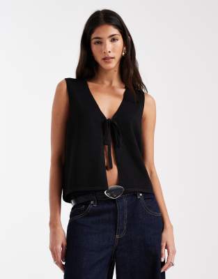 Pieces - Ärmelloses Strickoberteil in Schwarz mit gebundener Vorderseite